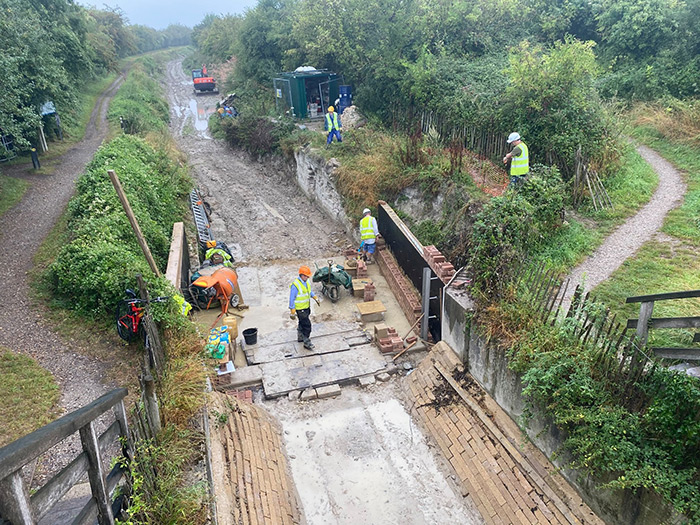 Volunteers restoring the Wendover Canal near Bridge 4